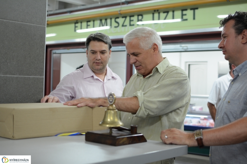 Defibrillátort kapott a megújult piaccsarnok