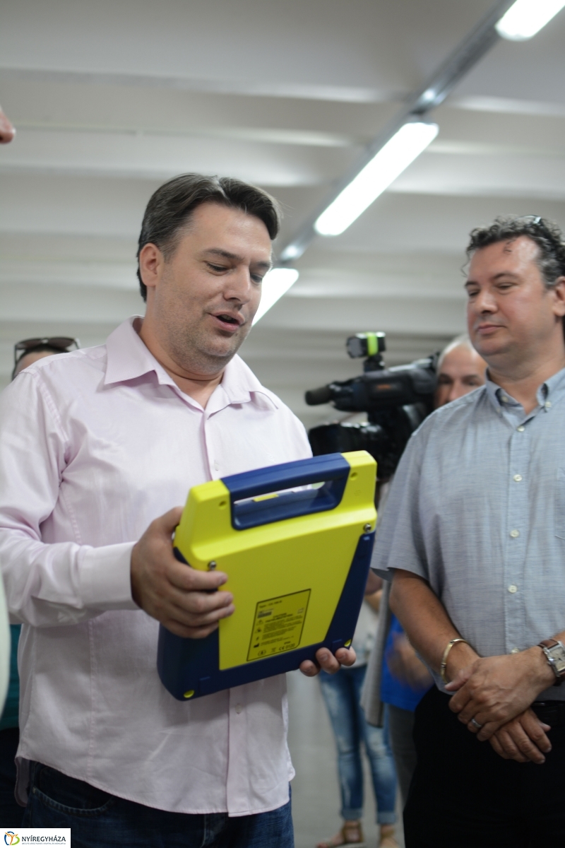 Defibrillátort kapott a megújult piaccsarnok