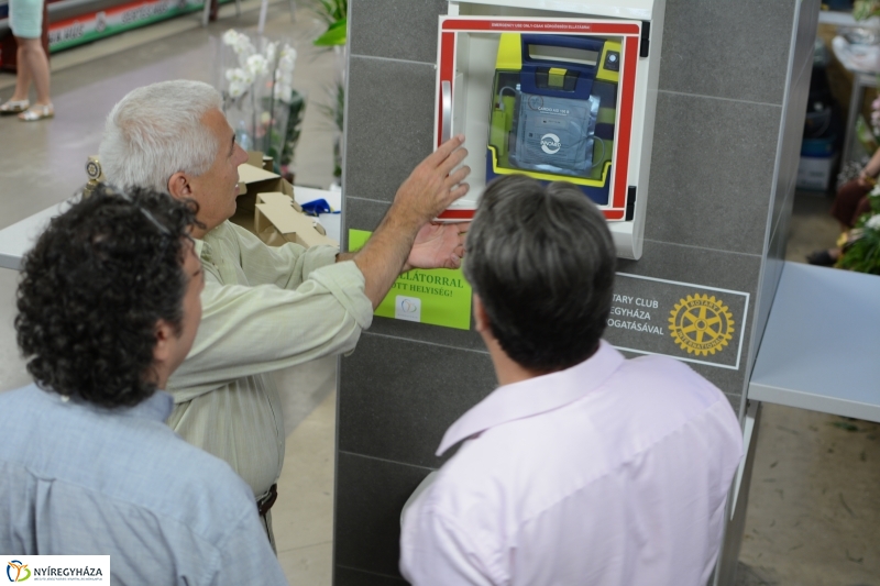 Defibrillátort kapott a megújult piaccsarnok