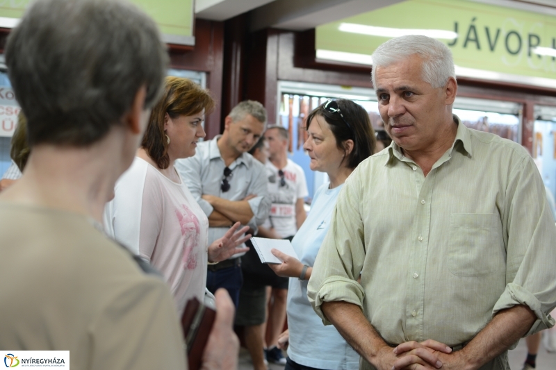 Defibrillátort kapott a megújult piaccsarnok