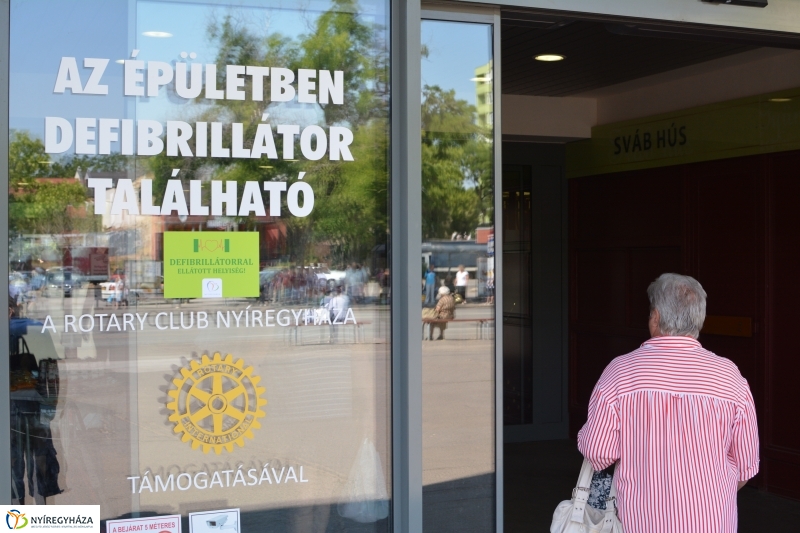Defibrillátort kapott a megújult piaccsarnok