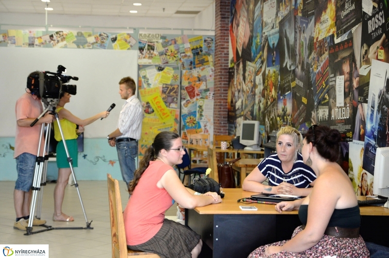 Kiállításmegnyitó a Nyír-Plazában Bakos Nátán képeiből