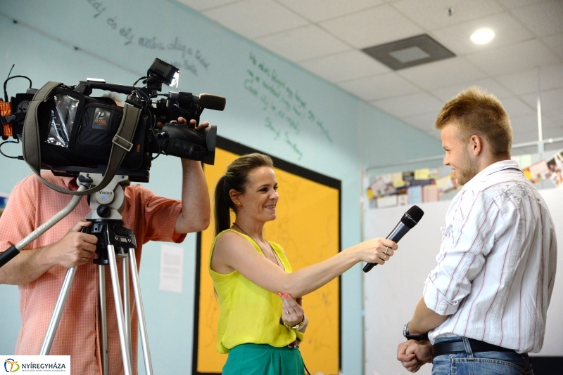 Kiállításmegnyitó a Nyír-Plazában Bakos Nátán képeiből