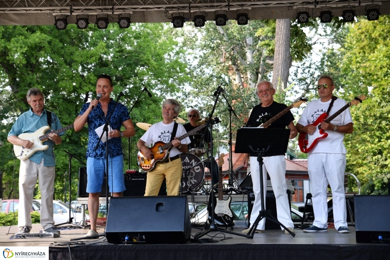 Tóparti bográcsparty-val folytatódott a nap