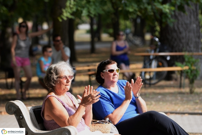 Tóparti bográcsparty-val folytatódott a nap