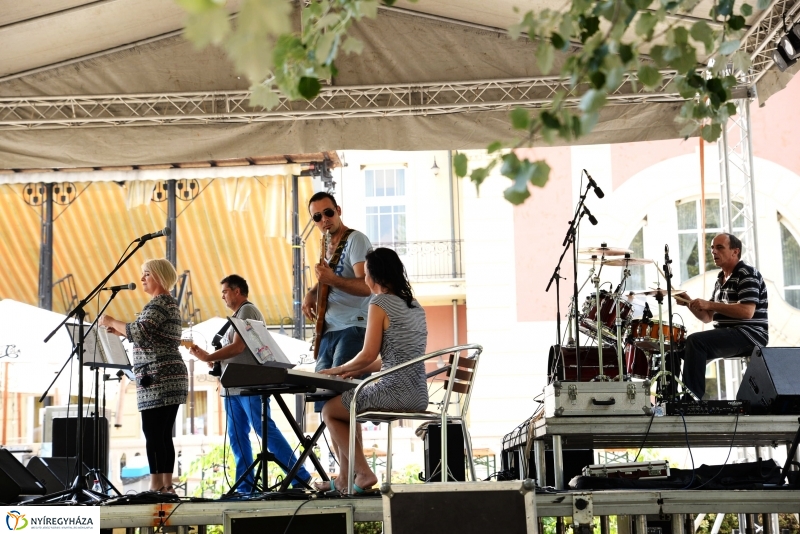 Tóparti bográcsparty-val folytatódott a nap