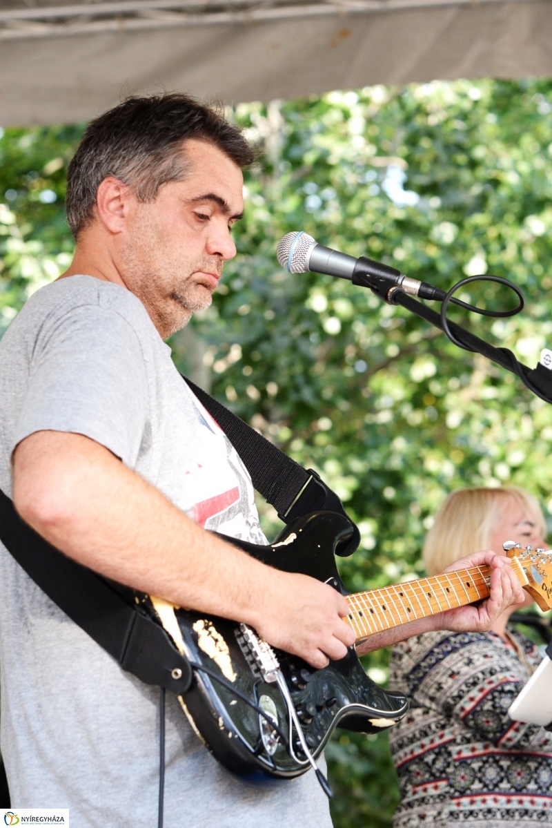 Tóparti bográcsparty-val folytatódott a nap