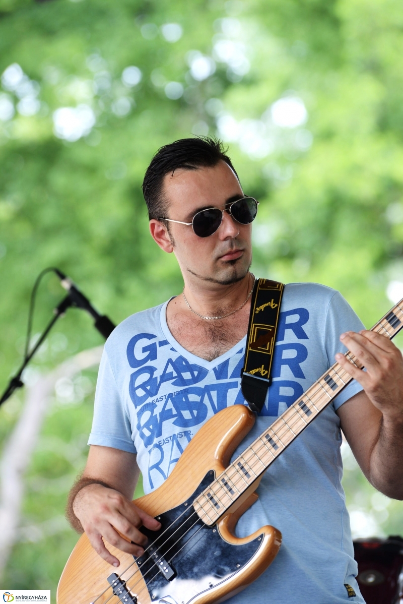 Tóparti bográcsparty-val folytatódott a nap