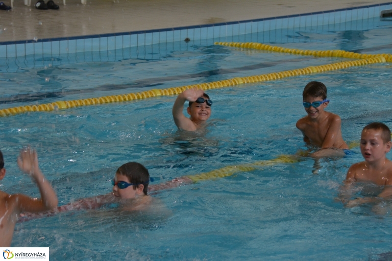 Úszó tábor az Arany János Gimnáziumban