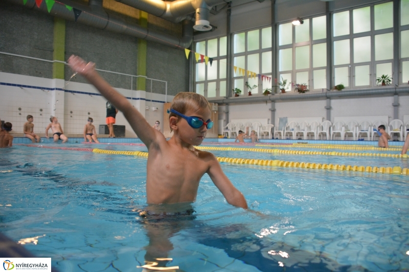 Úszó tábor az Arany János Gimnáziumban