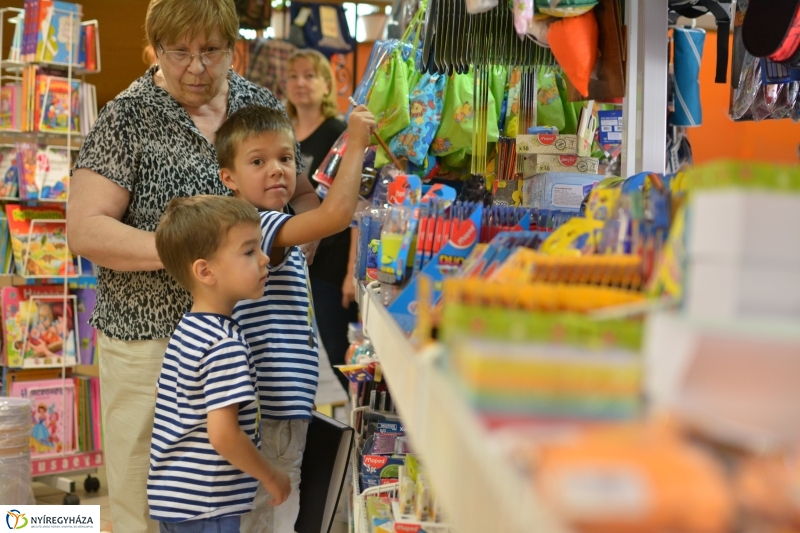 Megkezdődött a tanszer vásárlás