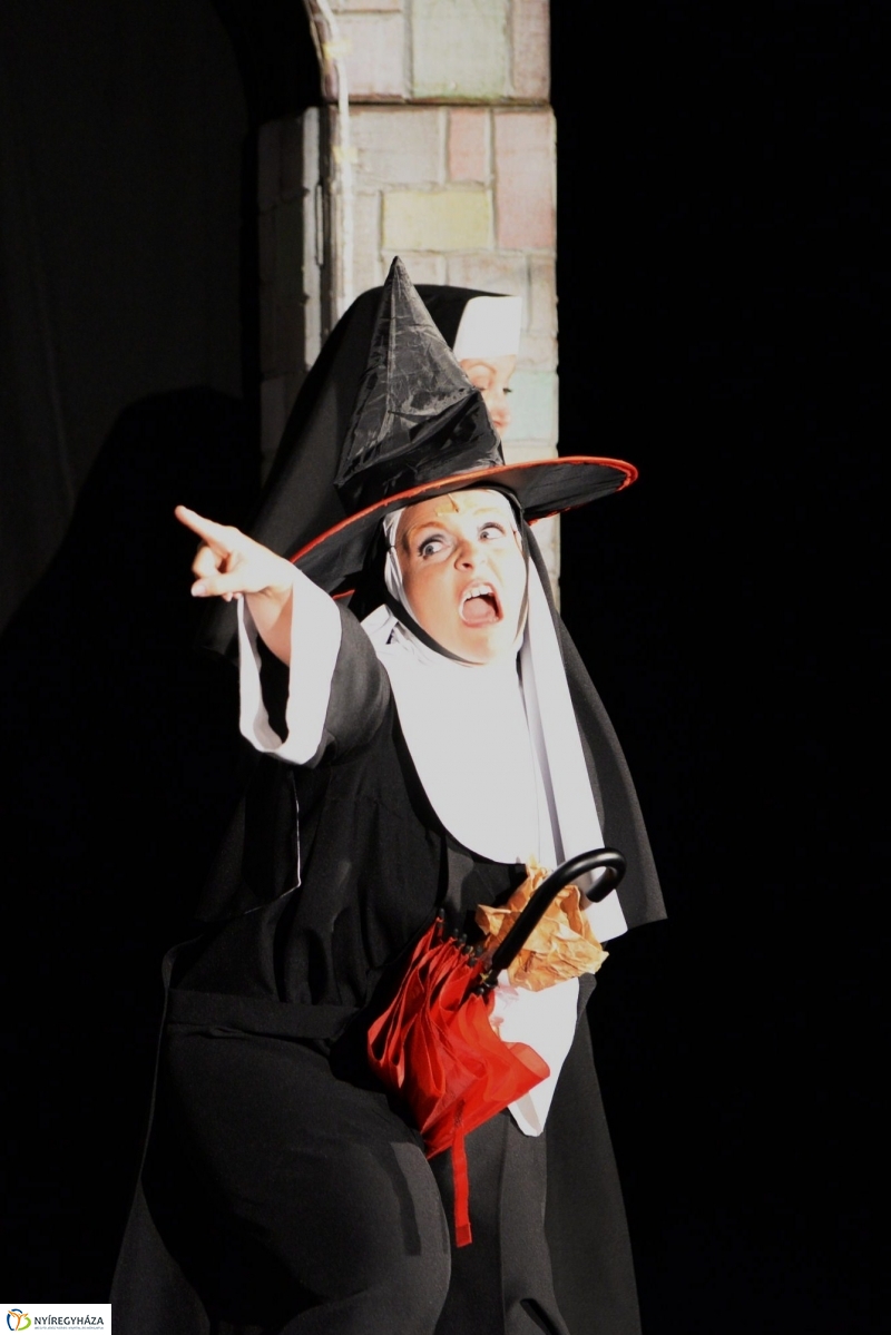 Apácák a Mandala Színpadán