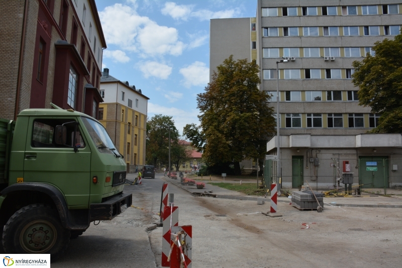 Változik a parkolási rend a Kórházban