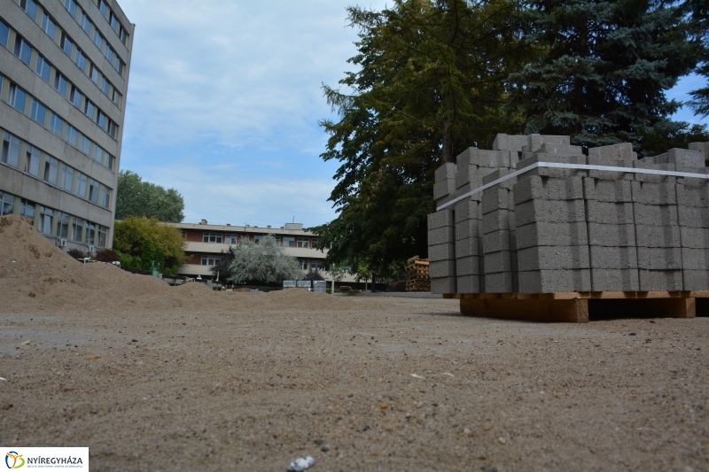 Változik a parkolási rend a Kórházban