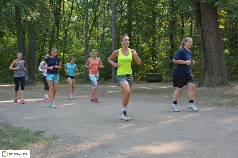 Röplabda edzés az erdei tornapályán