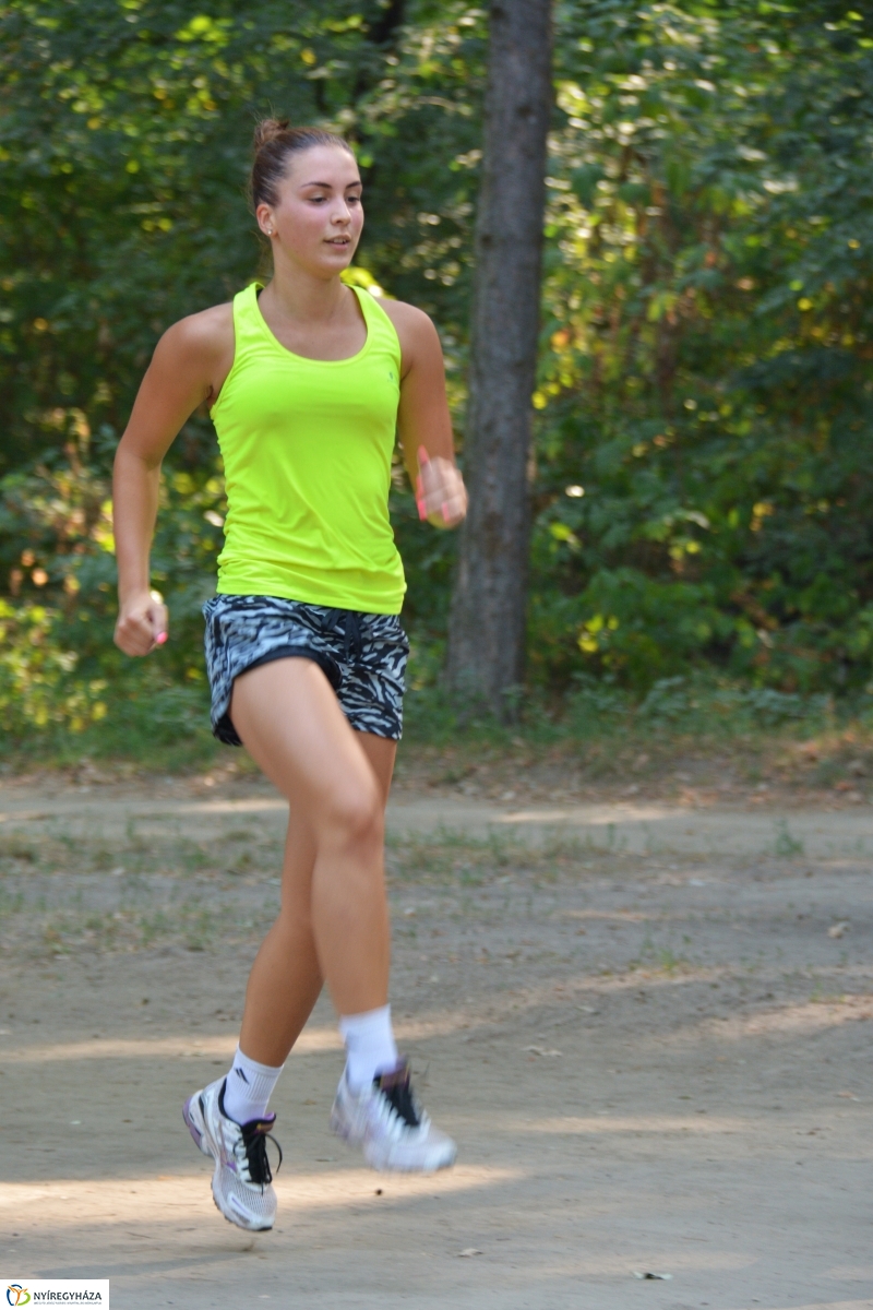 Röplabda edzés az erdei tornapályán