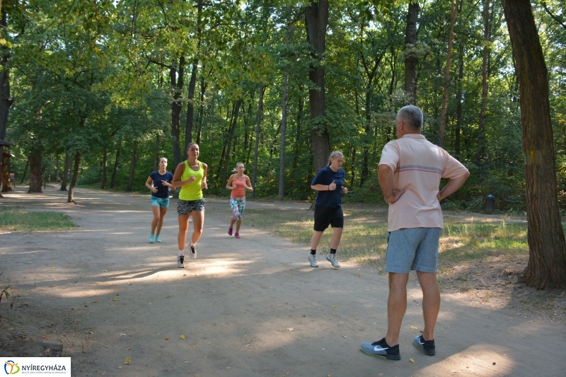 Röplabda edzés az erdei tornapályán