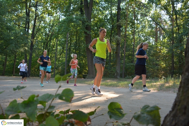 Röplabda edzés az erdei tornapályán