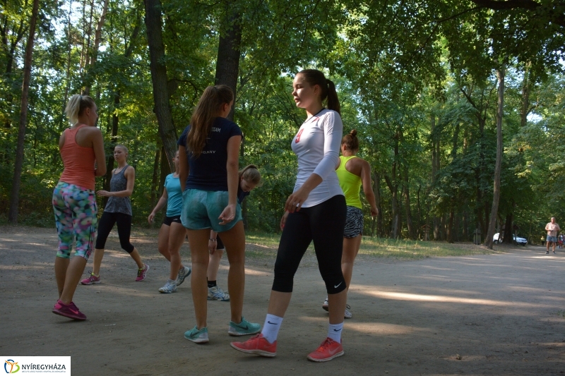 Röplabda edzés az erdei tornapályán