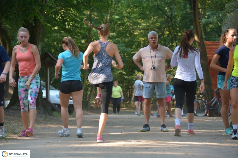 Röplabda edzés az erdei tornapályán