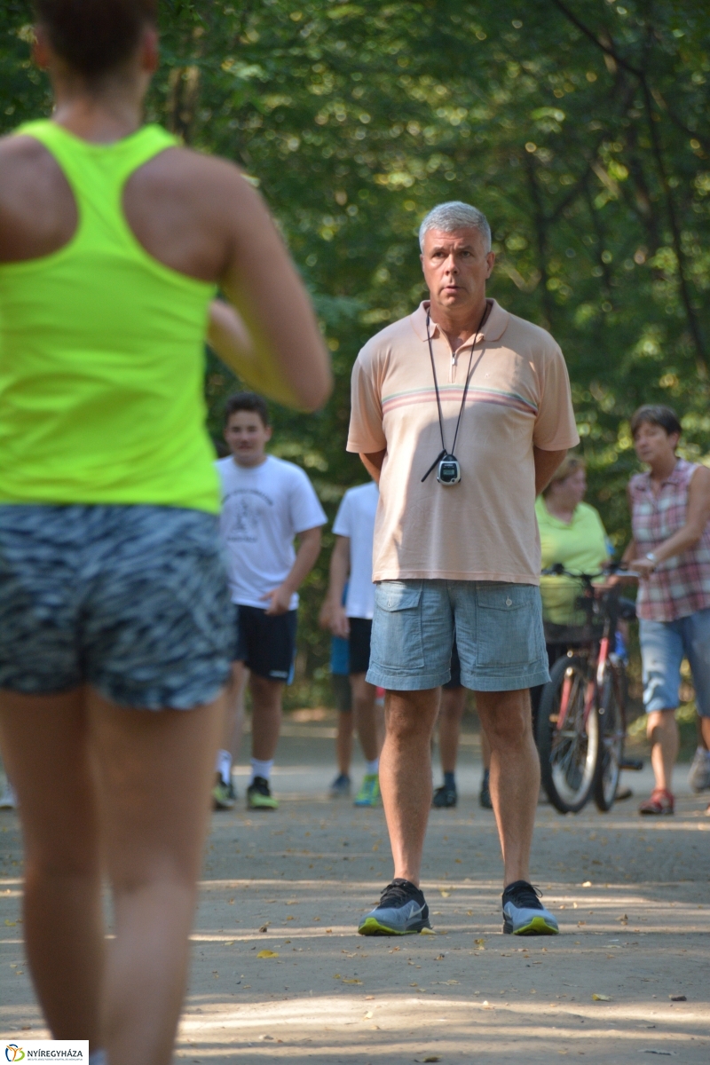 Röplabda edzés az erdei tornapályán