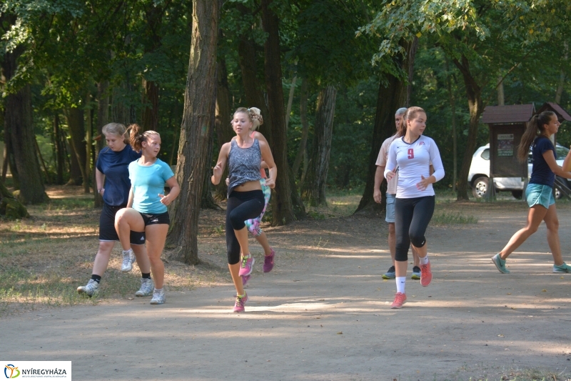 Röplabda edzés az erdei tornapályán