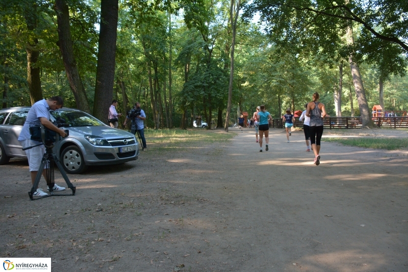 Röplabda edzés az erdei tornapályán