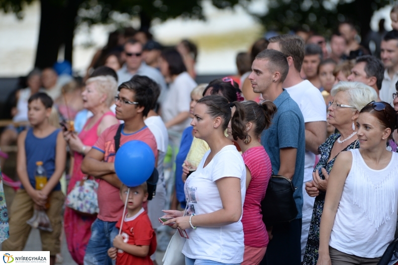 A Szabolcs Néptánc Együttes fellépése a Sóstói Serfeszten