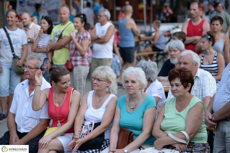 A Szabolcs Néptánc Együttes fellépése a Sóstói Serfeszten