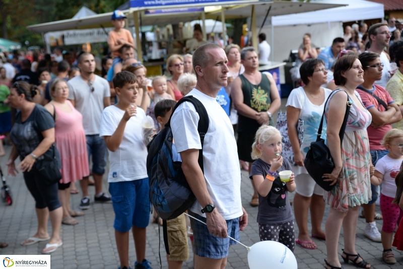 A Szabolcs Néptánc Együttes fellépése a Sóstói Serfeszten