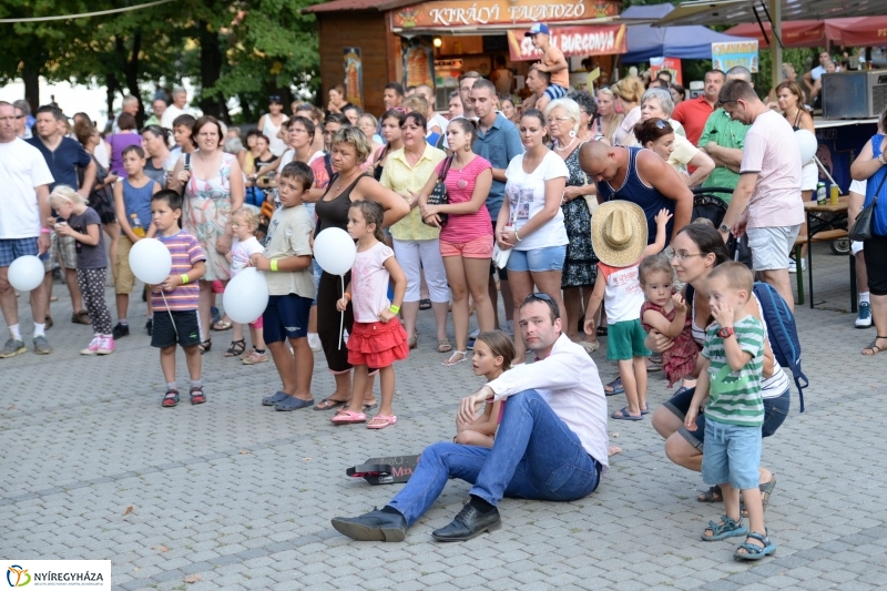 A Szabolcs Néptánc Együttes fellépése a Sóstói Serfeszten