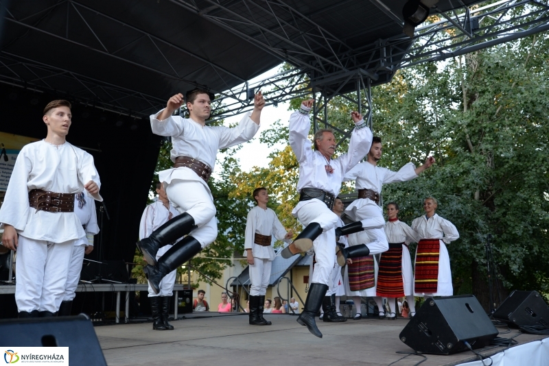 A Szabolcs Néptánc Együttes fellépése a Sóstói Serfeszten