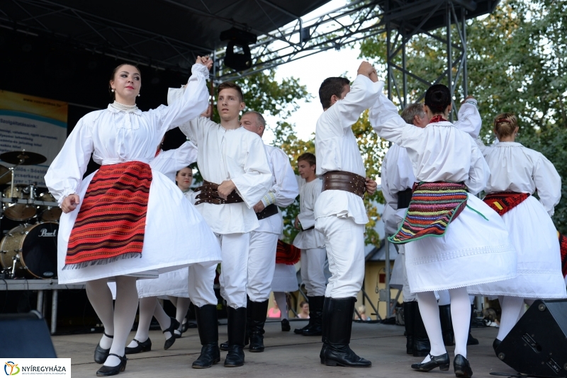 A Szabolcs Néptánc Együttes fellépése a Sóstói Serfeszten