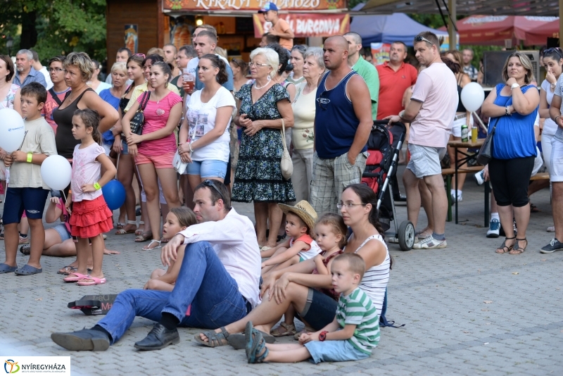 A Szabolcs Néptánc Együttes fellépése a Sóstói Serfeszten