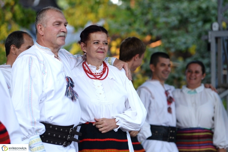 A Szabolcs Néptánc Együttes fellépése a Sóstói Serfeszten