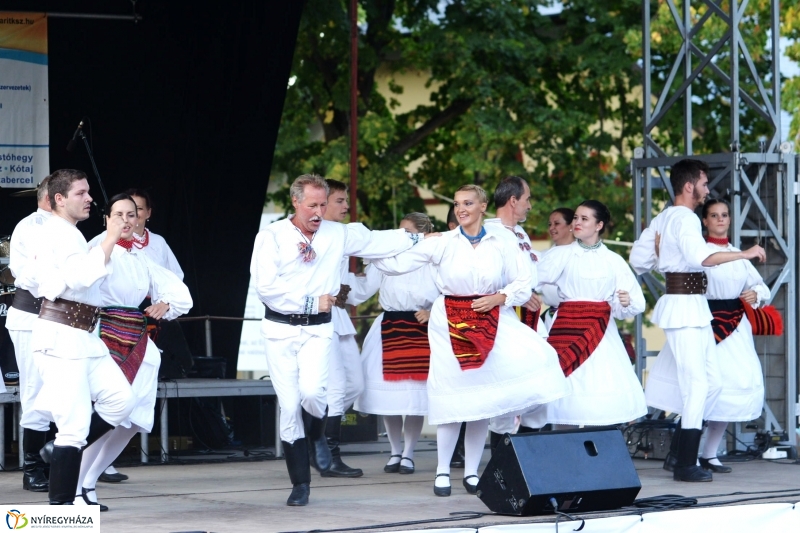A Szabolcs Néptánc Együttes fellépése a Sóstói Serfeszten