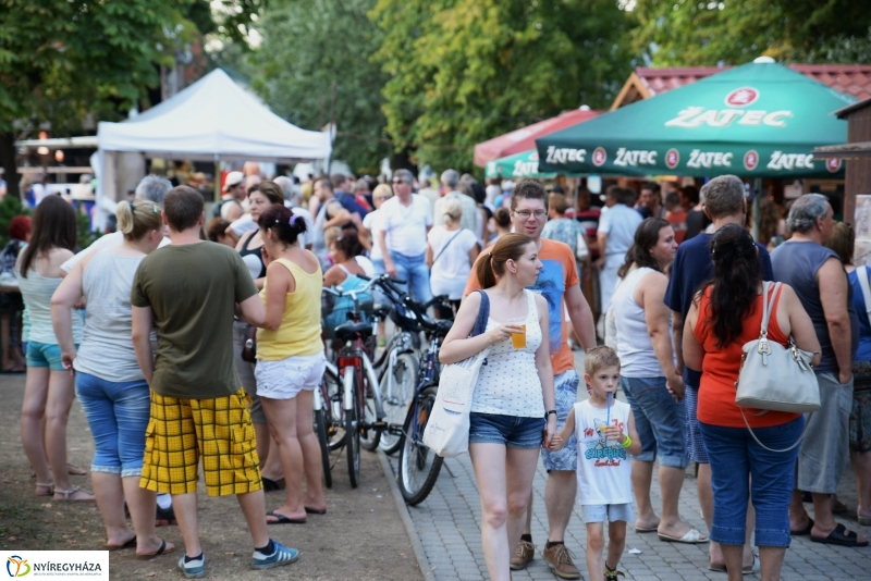 A Szabolcs Néptánc Együttes fellépése a Sóstói Serfeszten