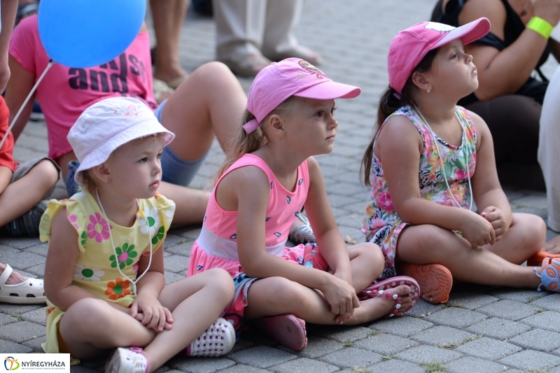 A Szabolcs Néptánc Együttes fellépése a Sóstói Serfeszten