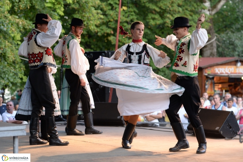 A Szabolcs Néptánc Együttes fellépése a Sóstói Serfeszten