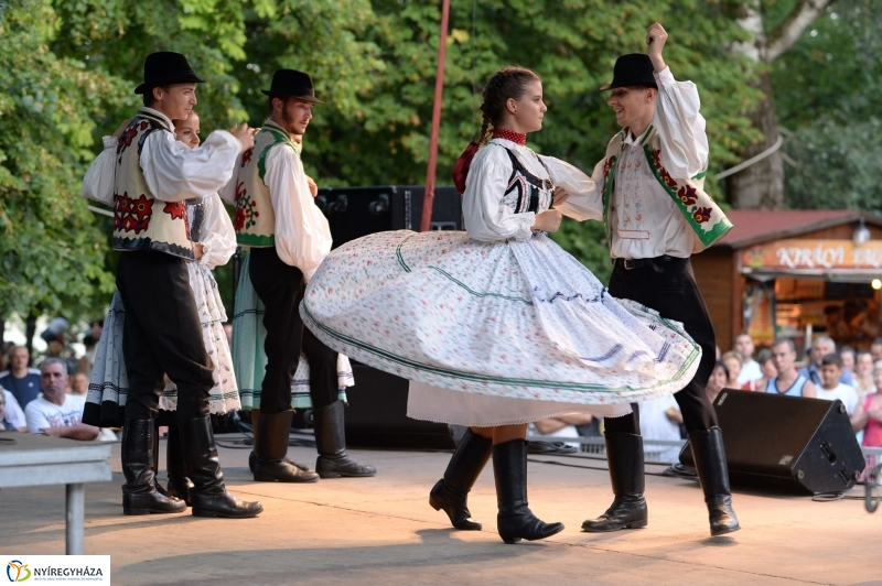 A Szabolcs Néptánc Együttes fellépése a Sóstói Serfeszten