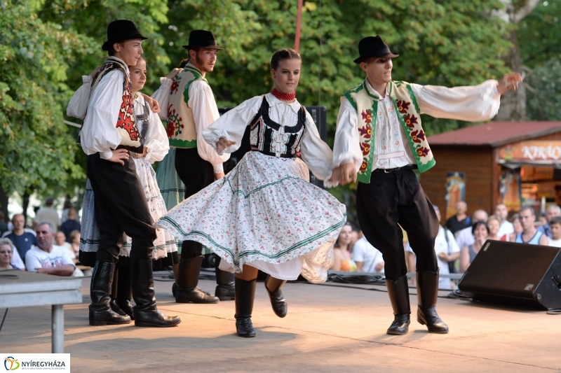 A Szabolcs Néptánc Együttes fellépése a Sóstói Serfeszten