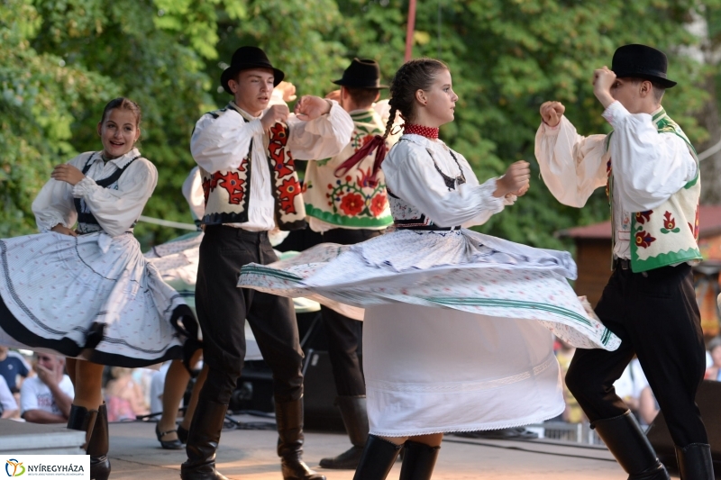 A Szabolcs Néptánc Együttes fellépése a Sóstói Serfeszten