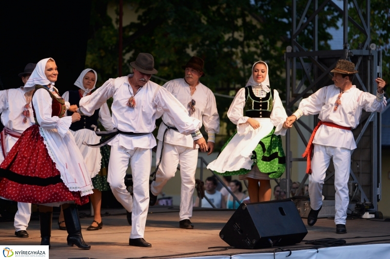 A Szabolcs Néptánc Együttes fellépése a Sóstói Serfeszten