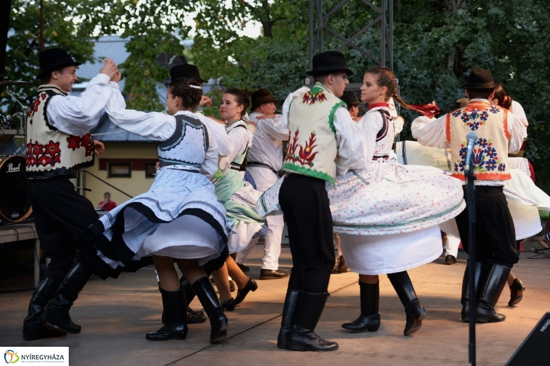 A Szabolcs Néptánc Együttes fellépése a Sóstói Serfeszten