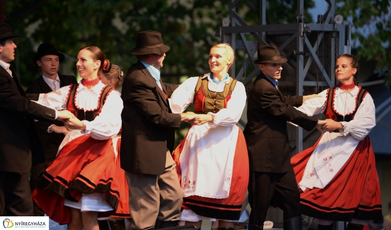 A Szabolcs Néptánc Együttes fellépése a Sóstói Serfeszten