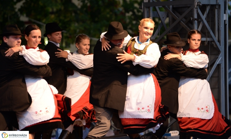 A Szabolcs Néptánc Együttes fellépése a Sóstói Serfeszten