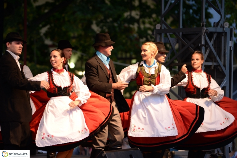 A Szabolcs Néptánc Együttes fellépése a Sóstói Serfeszten