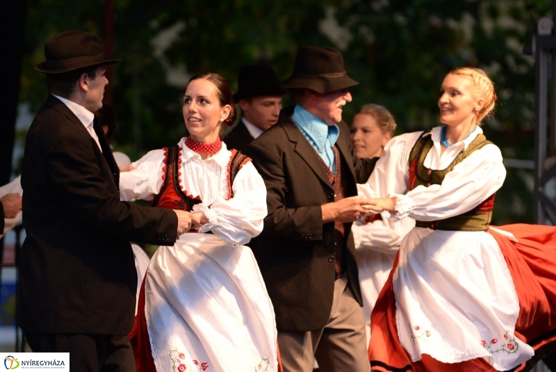 A Szabolcs Néptánc Együttes fellépése a Sóstói Serfeszten