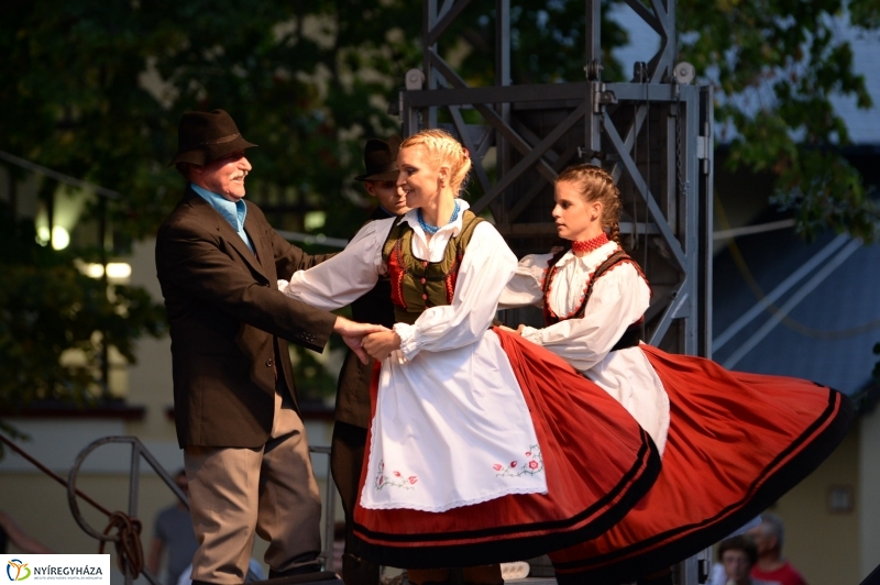 A Szabolcs Néptánc Együttes fellépése a Sóstói Serfeszten