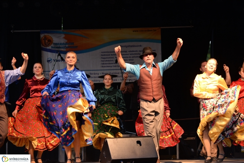 A Szabolcs Néptánc Együttes fellépése a Sóstói Serfeszten